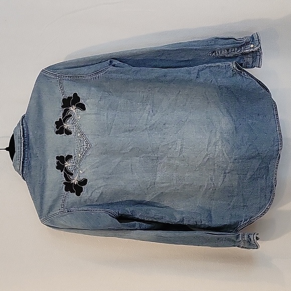 Mavis Jeans Co Distressed Embroidered Jean look Snap button shirt size S… - Picture 9 of 10